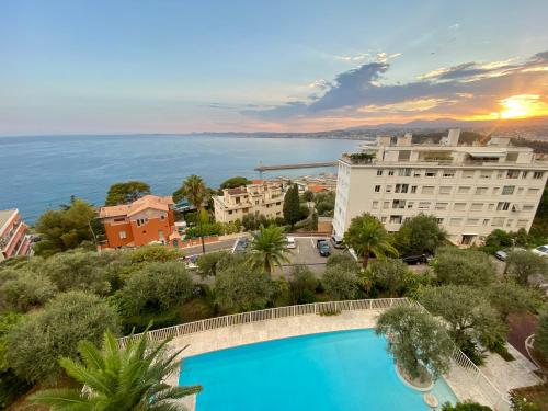 vista para o oceano a partir de um edifício com piscina em Balcon du Mont Boron em Nice