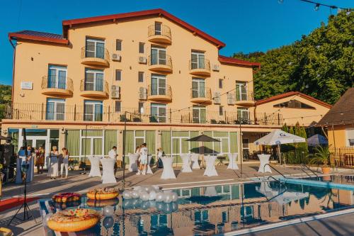 a hotel with a pool in front of a building at Aqua Metropol in Baile Felix