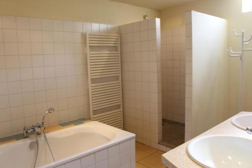 y baño con bañera y lavamanos. en Vakwerkvakantiehuis Eckelmus, en Eckelrade