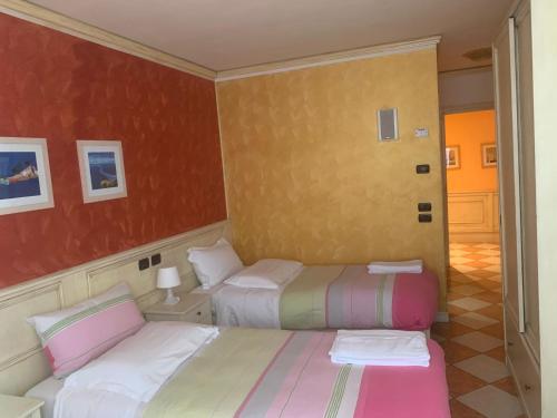 Postel nebo postele na pokoji v ubytování Hotel Due Colonne