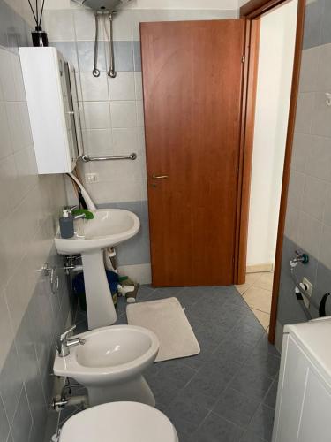 ein Bad mit einem WC und einem Waschbecken in der Unterkunft Corso Umberto Apartment in Soverato Marina