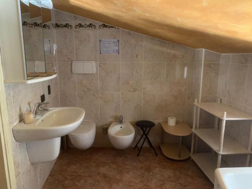 La salle de bains est pourvue d'un lavabo et de toilettes. dans l'établissement Hotel Due Colonne, à San Bonifacio