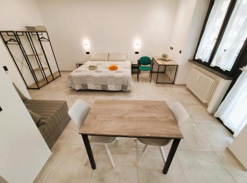A, C or D - MyAostaProject Rentals في أَويستا: غرفة نوم بسرير وطاولة وكراسي