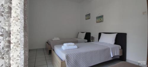 a small bedroom with two beds and a window at San Giorgio in Litochoro