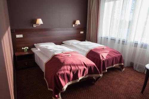 Säng eller sängar i ett rum på Dubingių žirgynas