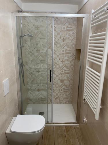 y baño con ducha, aseo y lavamanos. en Principe Amedeo, en Trani