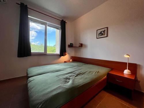 sypialnia z łóżkiem i oknem w obiekcie BBS52 w Bjałej