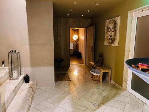 Habitación con baño con bañera y lavabo. en Vila Valverde Design Country Hotel, en Luz