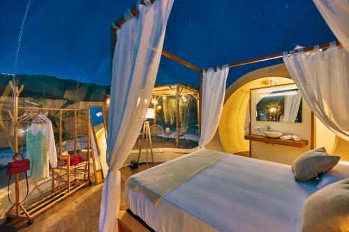 1 dormitorio con cama y vistas al océano en Cuore del Cilento Relais&Retreat, en Castellabate