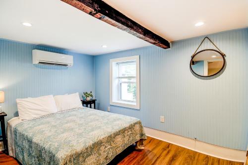 um quarto azul com uma cama e um espelho em Folly - Beaches Be Crazy #B em Folly Beach