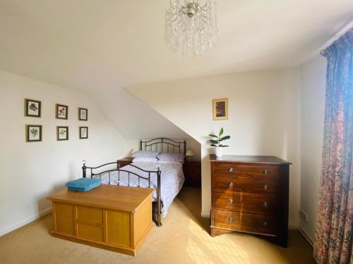 A bed or beds in a room at Cheerful 4-bedroom detached family home, quiet area