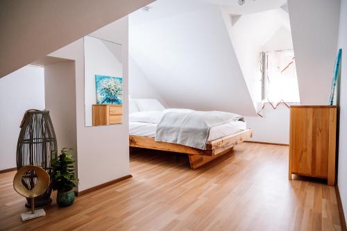 1 dormitorio con 1 cama y suelo de madera en Landhaus dasThomas en Kenndorf