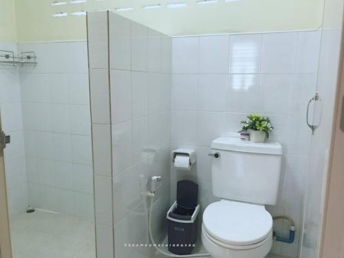 a white bathroom with a toilet and a shower at Dreamhome Chiangdao in Chiang Dao