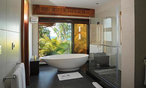 Ένα μπάνιο στο Sankhara Luxury Private Beach Villas