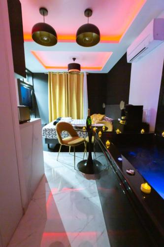 a room with a bar with a table and a bed at La Golden Room in Avignon