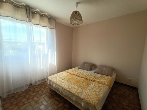sypialnia z łóżkiem i oknem w obiekcie Appartement pour 4 personnes à 50m de la plage Narbonne Plage 4LP2A8 w mieście Narbonne-Plage