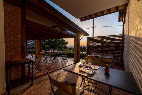 a balcony with a table and chairs on a patio at Albergo Ristorante Il Terziere in Trevi