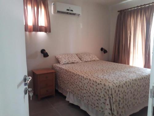 a bedroom with a bed and a window at Apartamento Aquaville Resort Vista Mar próximo Beach Park Ceará in Aquiraz