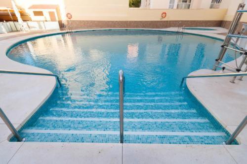 Bazén v ubytovaní La Rosa Torremolinos - piscina abierta alebo v jeho blízkosti