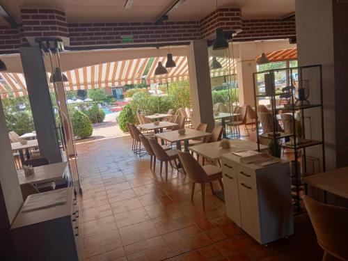 ソゾポルにあるApartment Villa Bianca - Lilly Beach Resortのテーブルと椅子、パティオ付きのレストラン