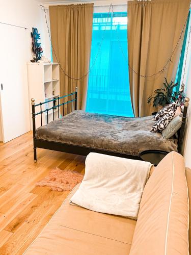 - 2 lits dans une chambre avec fenêtre dans l'établissement Lovely studio apartment, à Prague