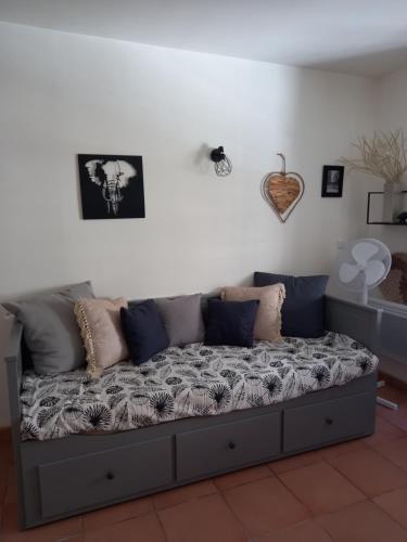 - un canapé dans l'établissement Studio cocooning centre historique d Avignon, à Avignon