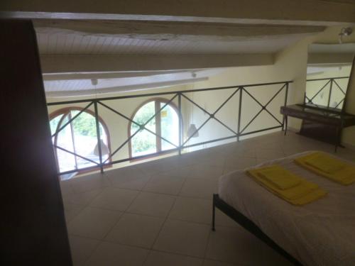 Un dormitorio con una cama con toallas amarillas. en CASA IN MAREMMA TOSCANA, en Monticello