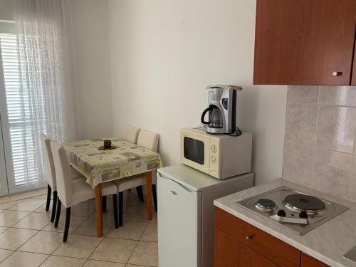 Kuchyňa alebo kuchynka v ubytovaní Sobe i Apartmani TIL