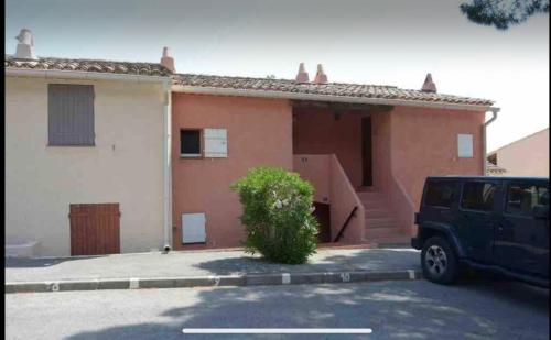 czarny van zaparkowany przed domem w obiekcie MAKE A WISH - VIEW SEA - beach on foot 5 minutes w miejscowości Sainte-Maxime