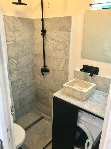 une salle de bain avec un lavabo et une machine à laver dans l'établissement MAKE A WISH - VIEW SEA - beach on foot 5 minutes, à Sainte-Maxime