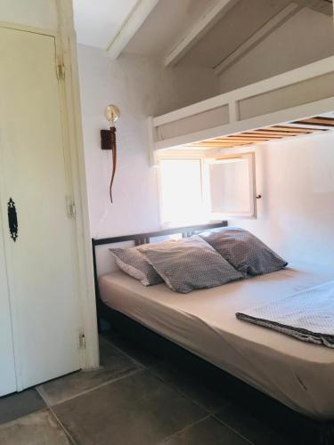 - une chambre avec des lits superposés et une fenêtre dans l'établissement MAKE A WISH - VIEW SEA - beach on foot 5 minutes, à Sainte-Maxime