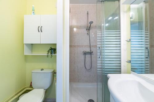 ein Bad mit einer Dusche, einem WC und einem Waschbecken in der Unterkunft L'Effet Mer in La Richardais