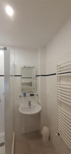 une salle de bain blanche avec un lavabo et des toilettes dans l'établissement LA-CIGALE-ARGELES studio La Massane, à Plage dʼArgelès