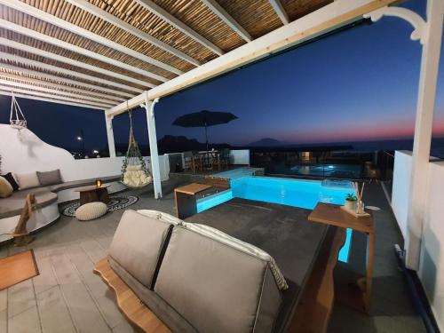 Bazén v ubytování Tramonto Luxury Villa No2 - Breathtaking sunset view nebo v jeho okolí