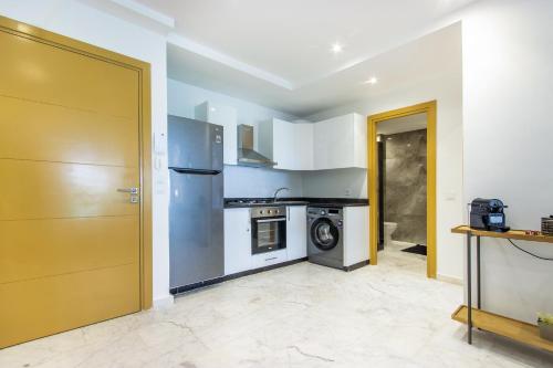 a kitchen with a refrigerator and a washer and dryer at NEW!, Jardin privé, transats, barbecue in Marrakech