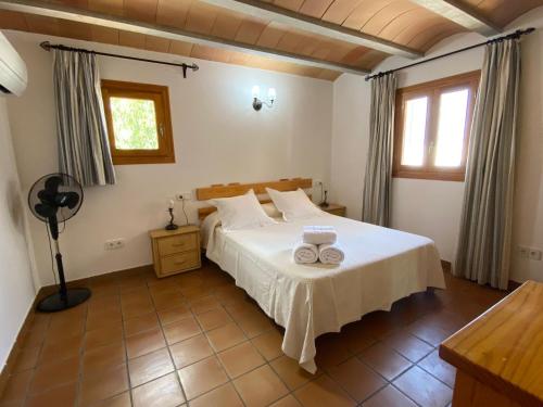 a bedroom with a bed with two towels on it at Casa Rural Ideal para Parejas - Formentera in Sant Francesc Xavier