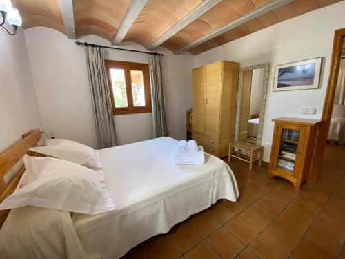 a bedroom with a bed with two towels on it at Casa Rural Ideal para Parejas - Formentera in Sant Francesc Xavier