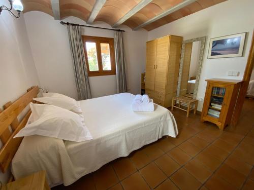 a bedroom with a white bed with two towels on it at Casa Rural Ideal para Parejas - Formentera in Sant Francesc Xavier
