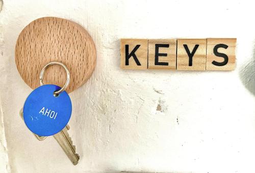 a key chain attached to a wall with the word keys at 3 Zimmer Ferienwohnung Burghof mit Balkon im Herzen Flensburgs in Flensburg