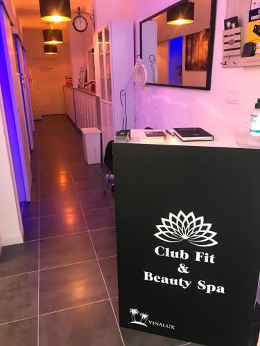 a lobby of a beauty spa with a sign on a counter at ViNALUX in Vinaròs