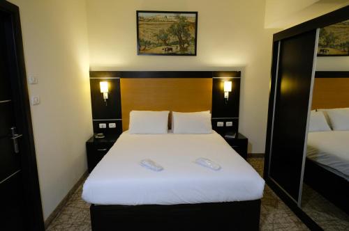 Postel nebo postele na pokoji v ubytování New Capitol Hotel - Jerusalem