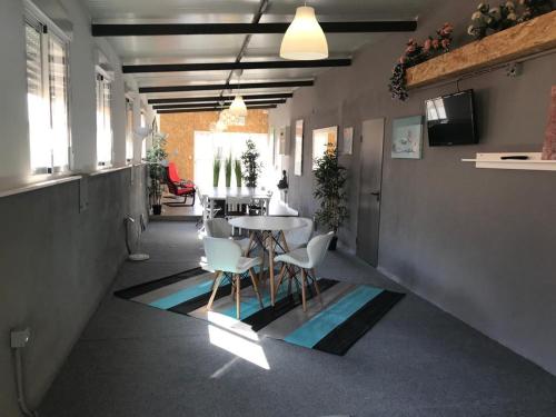 a hallway with a table and chairs in a room at ViNALUX in Vinaròs