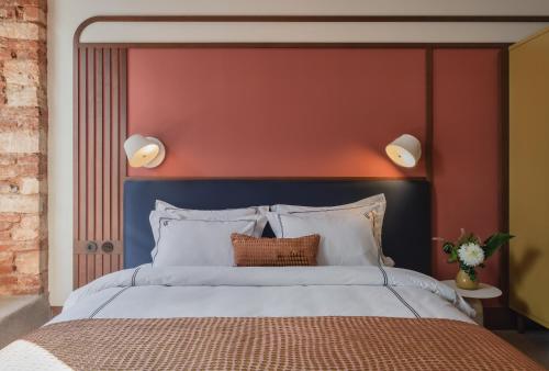 Schlafzimmer mit einem großen Bett mit einem roten Kopfteil in der Unterkunft GentleTom in Istanbul