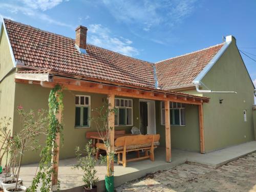 a house with a bench in front of it at Prenoćište Vanja in Padej