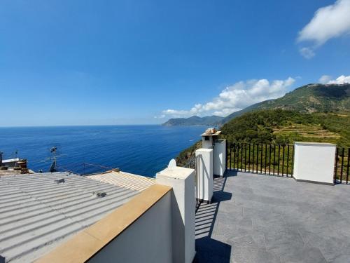 a view of the ocean from the roof of a house at La casa di Zefiro in Corniglia