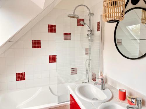 biała łazienka z umywalką i prysznicem w obiekcie Le QG 28 w mieście Nonvilliers-Grandhoux