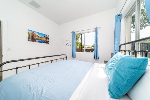 un dormitorio con una cama y una ventana en Pool Boutique Villa by the Beach 1, en Hallandale Beach
