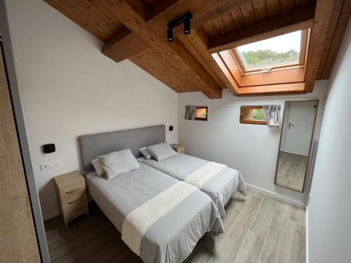 1 dormitorio con 1 cama grande y ventana en Palacio de Cambre, en Soto de Cangas