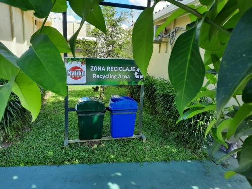 a sign for a recycling area with two buckets at Hotel Boutique Malibu Los Sueños in Tigre