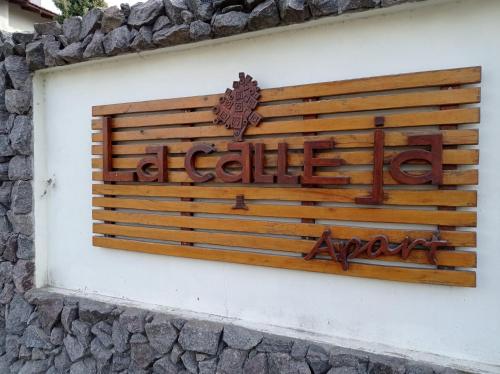 a sign on the side of a building at LA CALLEJA Apart ,Departamento Con vista al Jardin in Olavarría